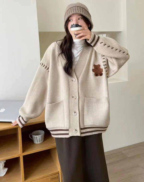 Áo Cardigan KaKI Kèm Gấu Nâu Trước Ngực, Viền Nâu