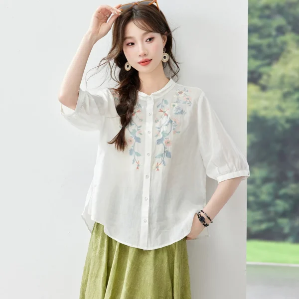 Áo Sơ Mi Trắng Cổ Trụ Thêu Hoa Mộc